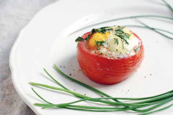 baked eggs in tomatoes // brooklyn supper