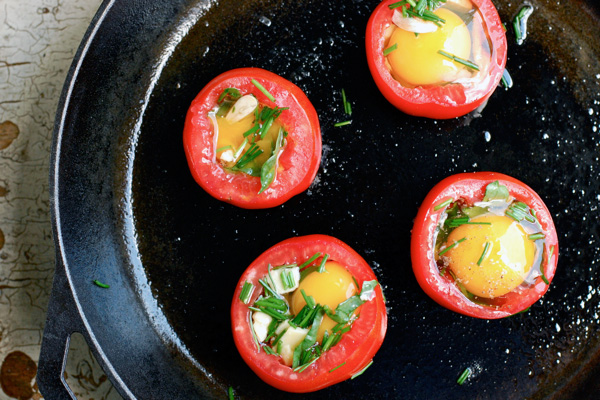 baked eggs in tomatoes // brooklyn supper