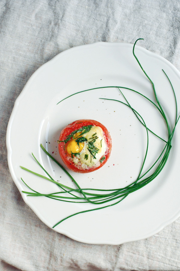 baked eggs in tomatoes // brooklyn supper
