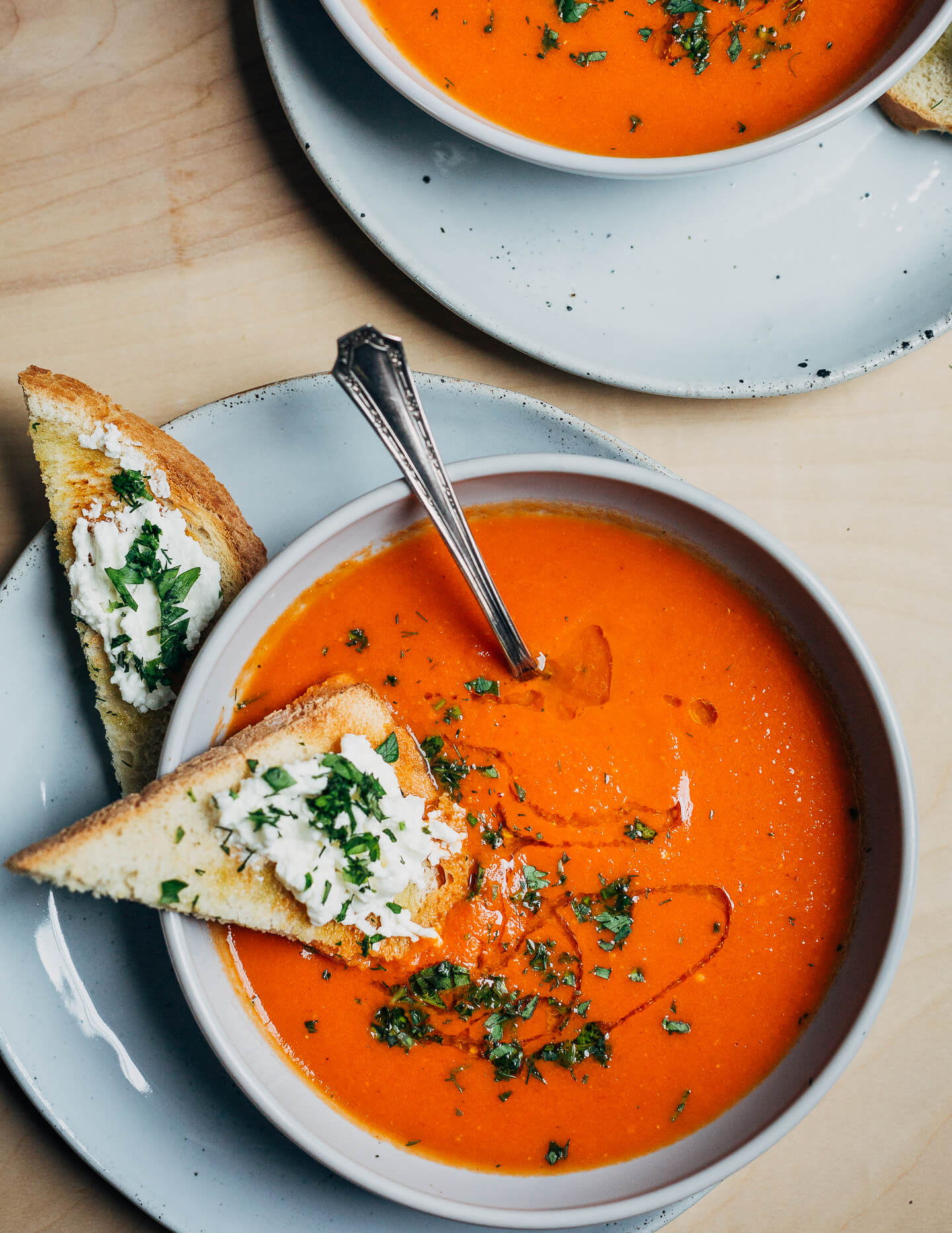 An effortless roasted tomato soup made with fresh tomatoes and garden herbs. This soup has bright tomato flavor and a hint of smokiness, and is exactly what you want to be eating as the first leaves of fall flutter by.