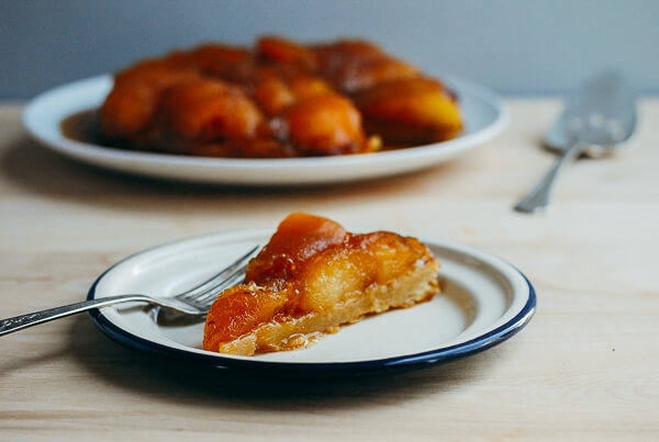 Slice of tarte tatin, seen from the side.