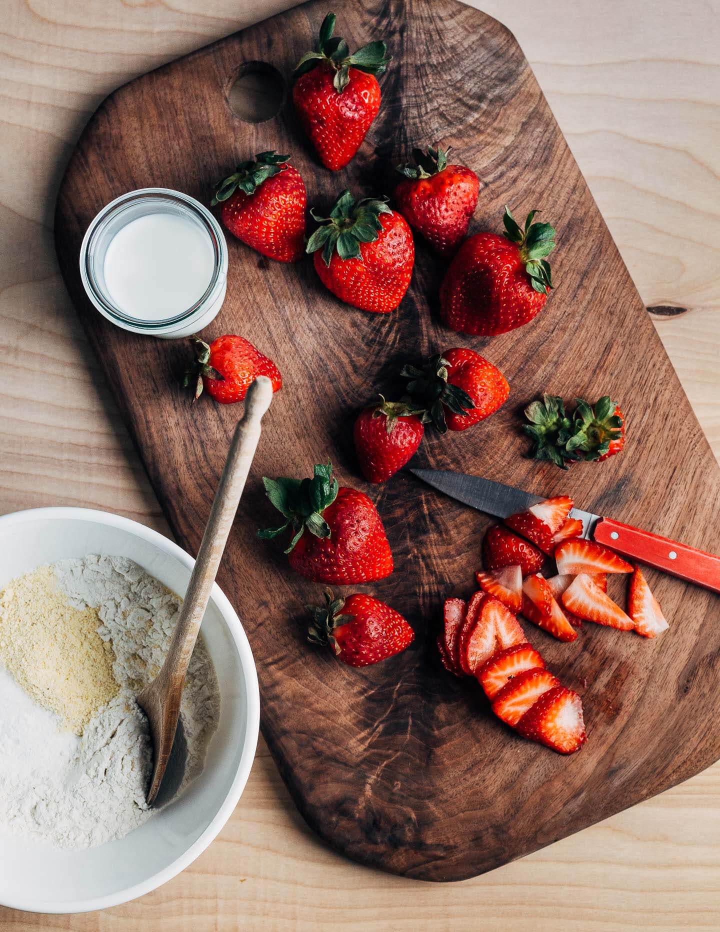 Strawberry spoon cake ingredients.