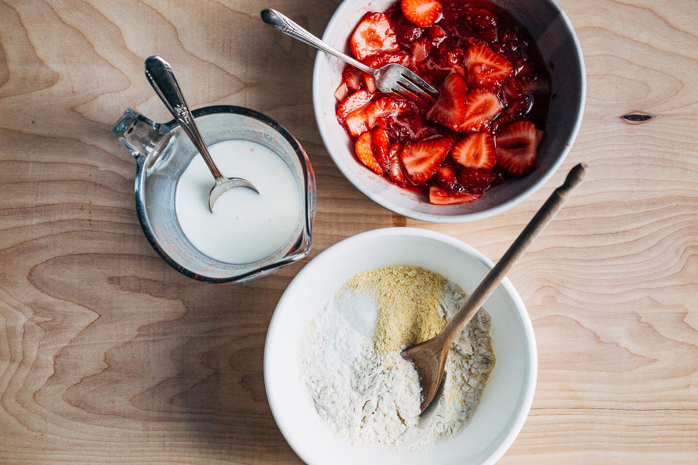 Strawberry spoon cake ingredients.