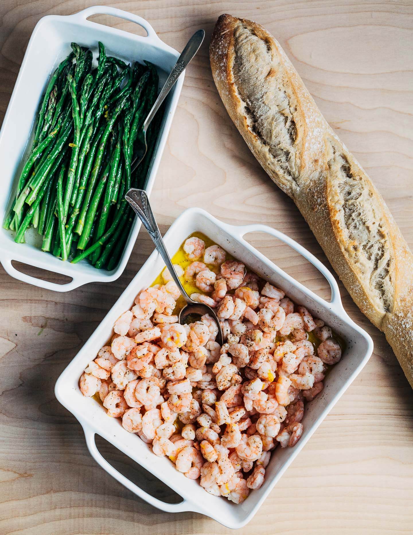 Cooked asparagus and shrimp with a baguette