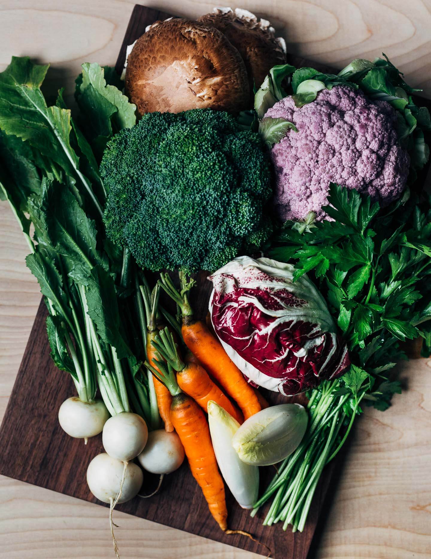 A cutting board with vegetables. 